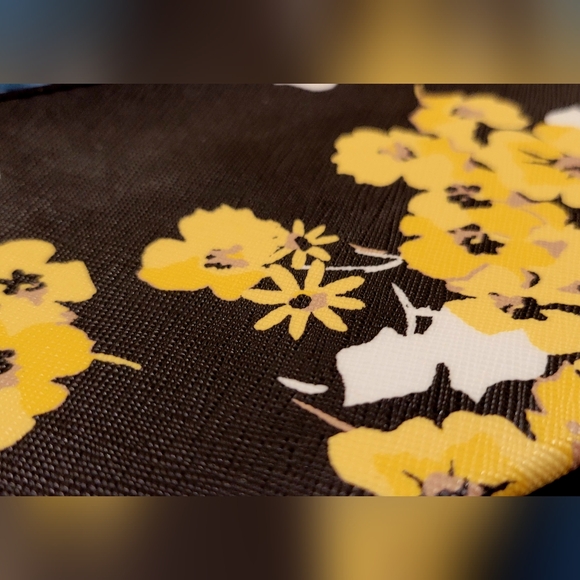 NWOT- Michael Kors Flower Wristlet Wallet - Picture 3 of 7